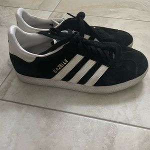 EUC Adidas  gazelle black and white suede sneakers. size 6 woman size 5 men